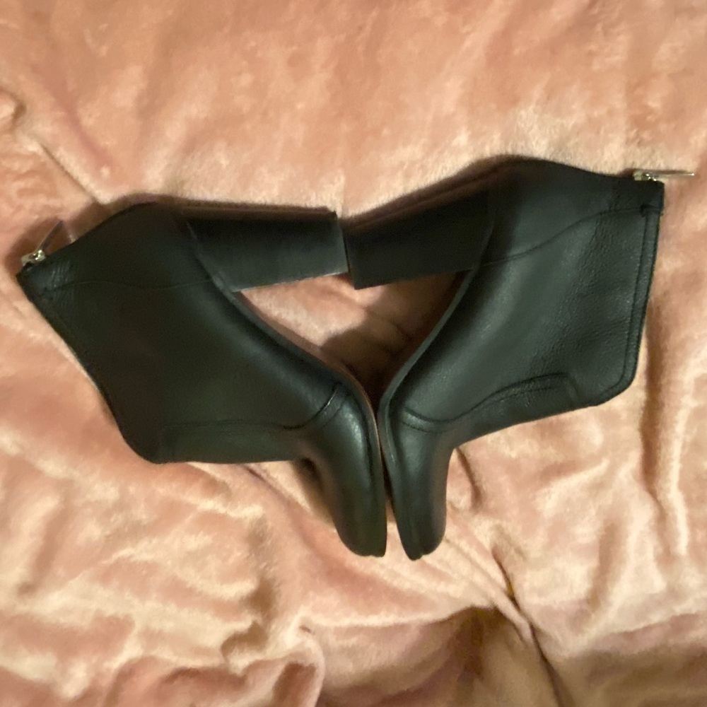 Vince Camuto black leather boots 8.5